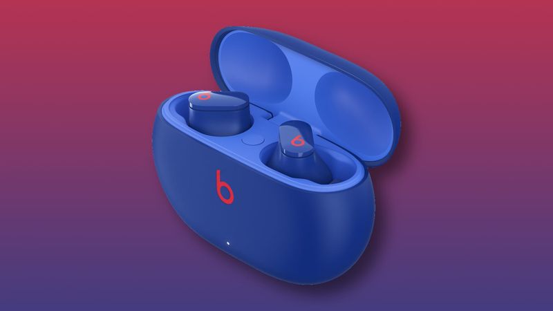 Marketingbild, das eine isometrische Ansicht der Beat Studio Pro-Ohrhörer im Ladeetui mit geöffnetem Deckel zeigt