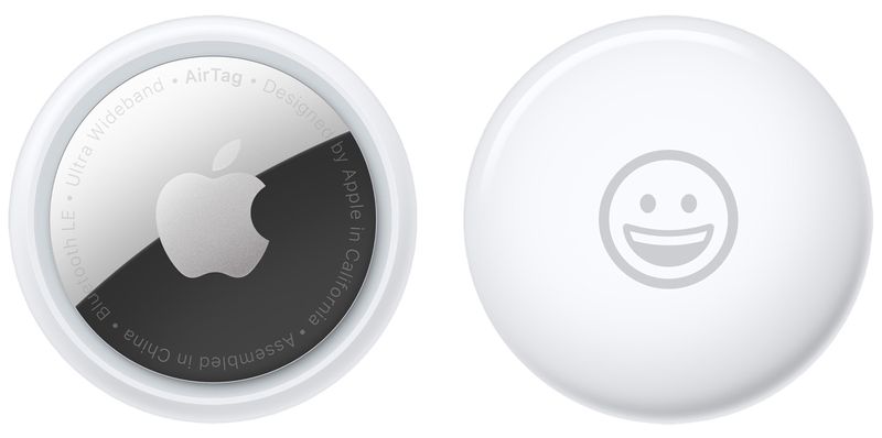 Ein Werbebild von Apple, das die Vorder- und Rückseite des AirTag-Trackers für persönliche Gegenstände mit eingraviertem Smiley-Emoji zeigt