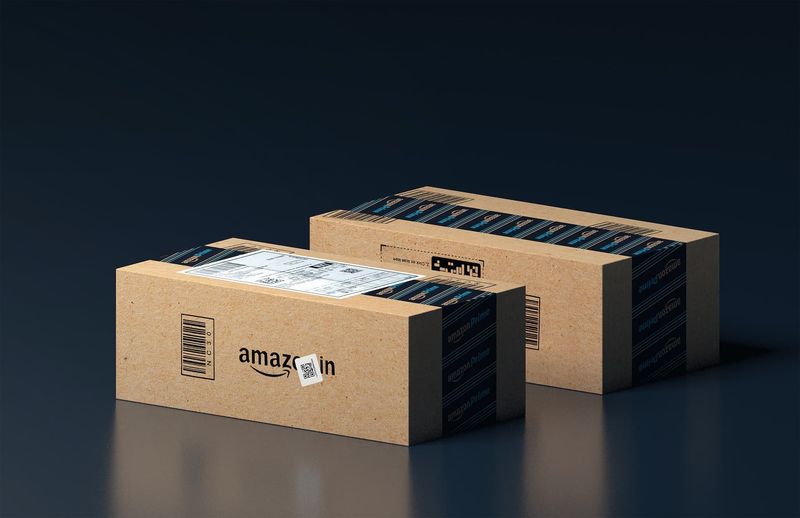 Zwei Amazon-Kisten zusammen gehalten