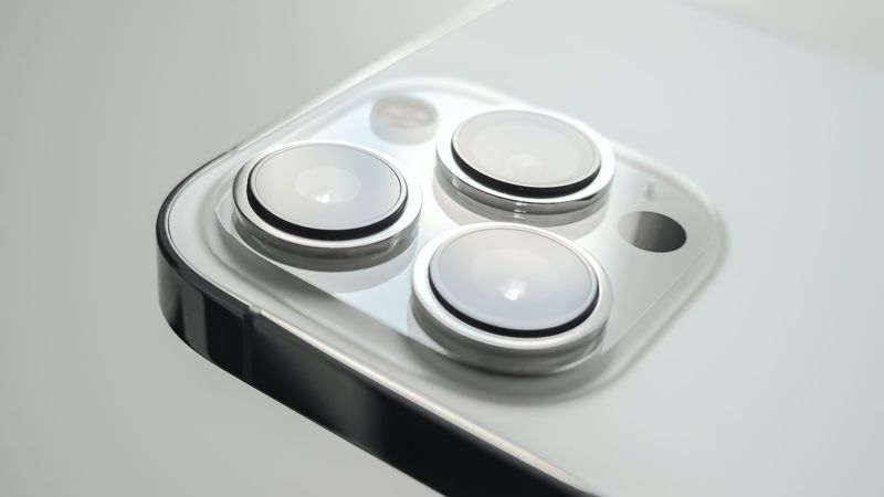 Foto zeigt eine Nahaufnahme der Rückkameras des Apple iPhone 13 Pro Max