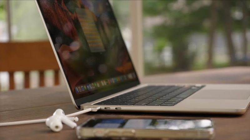 M2 MacBook Air auf einem Schreibtisch, aufgeladen über MagSafe