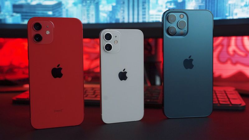 Drei iPhones nebeneinander gehalten