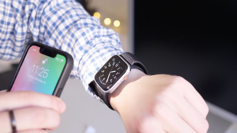 Leuchtendes helles Licht mit der iPhone-Taschenlampe auf dem schwachen Apple Watch-Bildschirm, um ihn heller zu machen