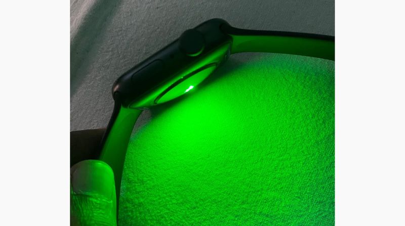 Grünes Licht, das von der Rückseite der Apple Watch scheint