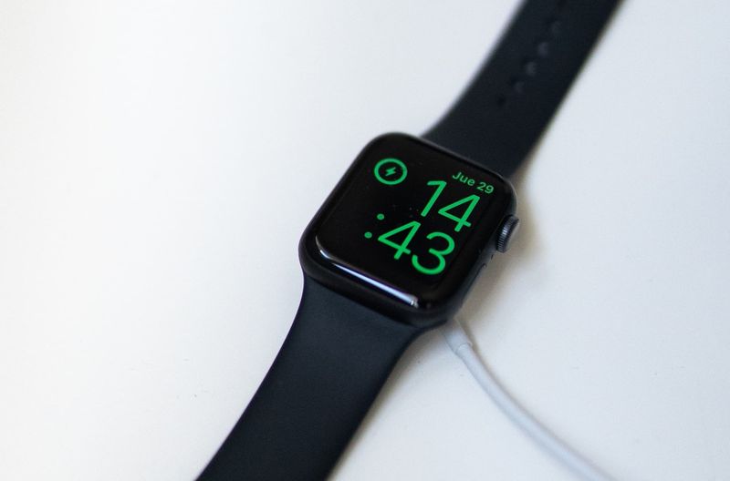 Apple Watch mit dem Ladegerät verbunden