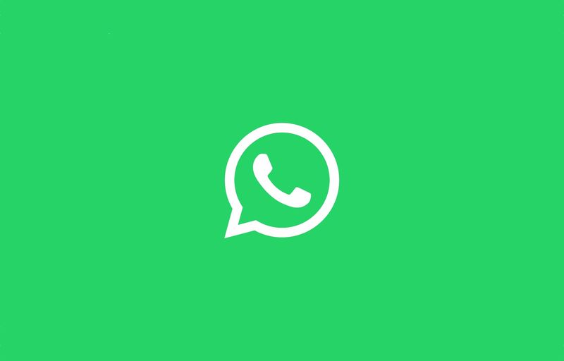 Eine Illustration mit einem WhatsApp-Logo in Weiß vor einem grünen Hintergrund