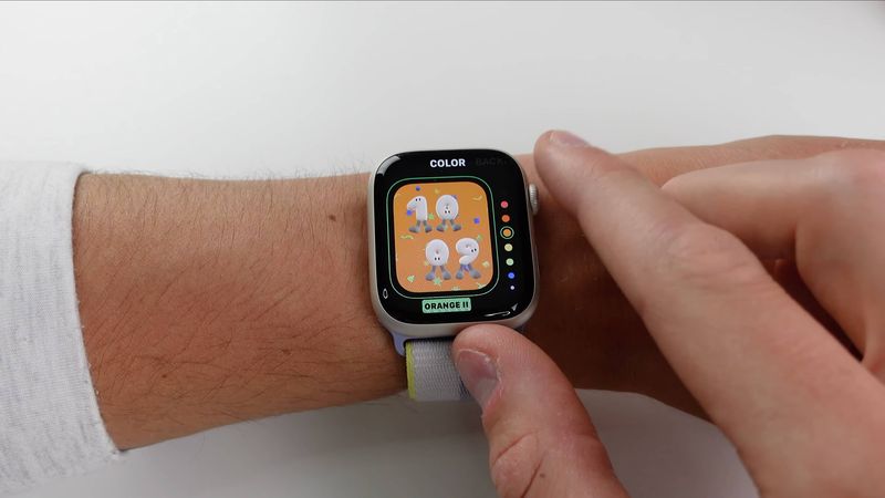Ein junger Mensch interagiert mit dem neuen Playtime-Zifferblatt im watchOS 9-Update, indem er eine Apple Watch Series 7 am Handgelenk trägt
