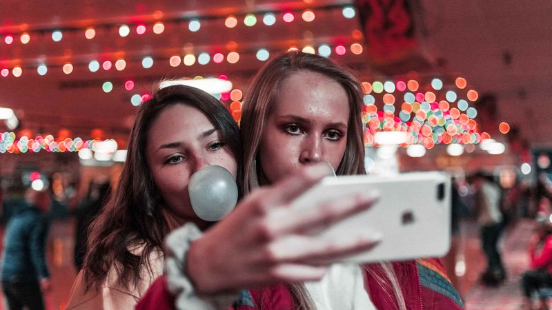 Auf diesem Foto von Unsplash machen zwei Freundinnen ein Selfie mit einem iPhone 13