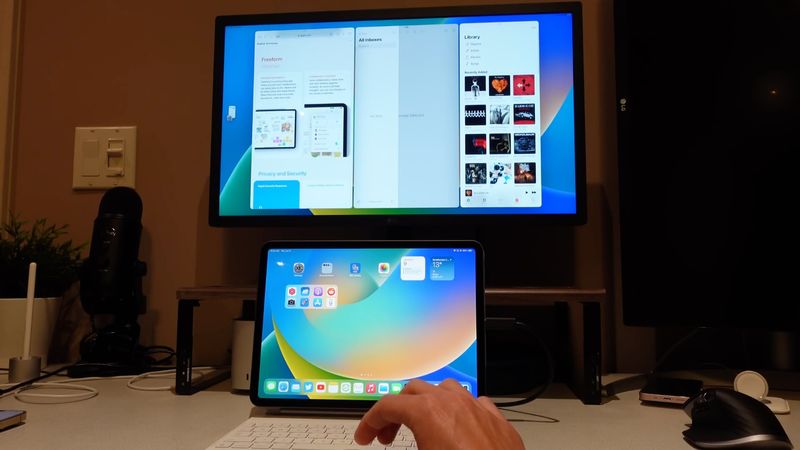 Ein iPad, das an einen externen Monitor angeschlossen ist und über Apple drei Apps gleichzeitig ausführt