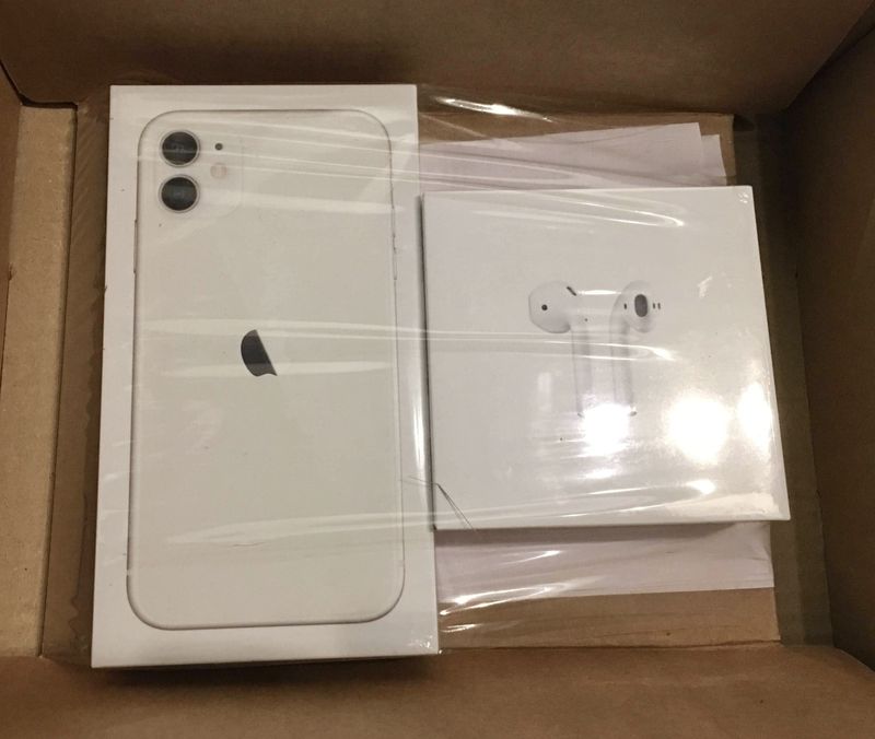 iPhone und AirPods in Originalverpackung verpackt