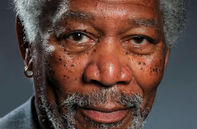 Ein Künstler malt mit einem iPad ein Porträt von Morgan Freeman