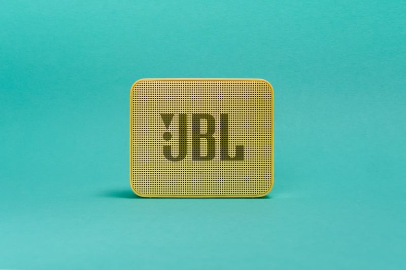 JBL Bluetooth-Lautsprecher auf meergrünem Hintergrund