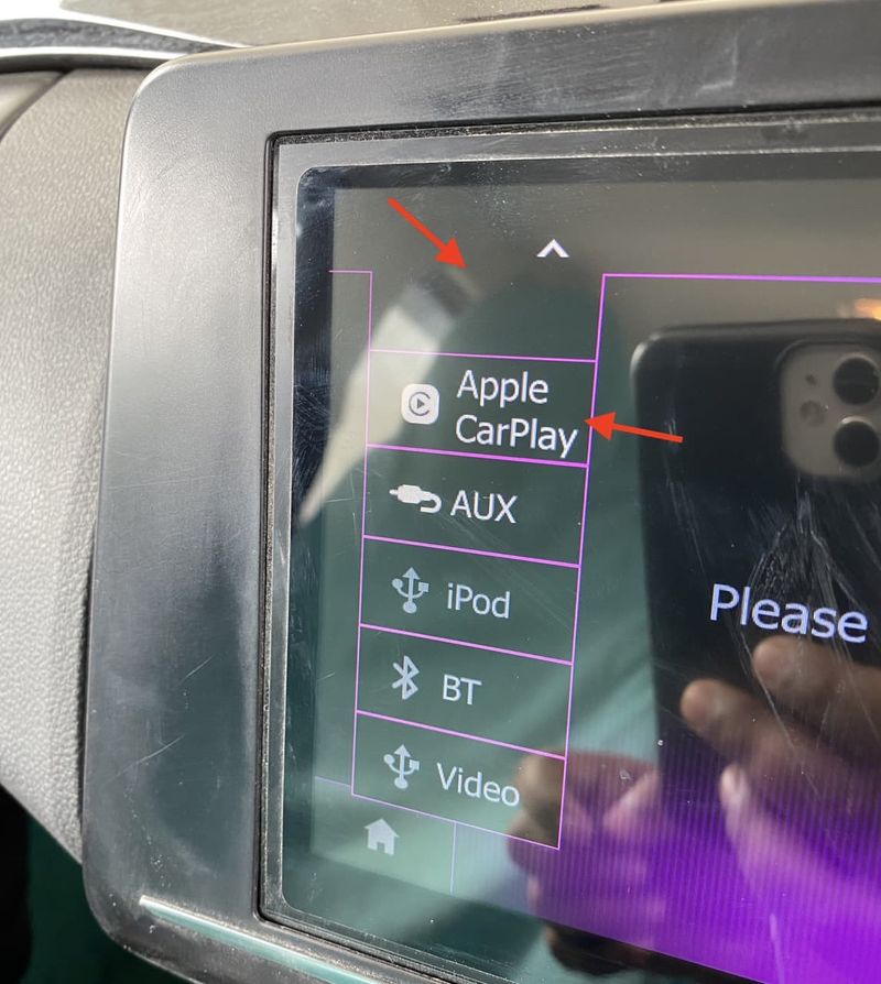 Wählen Sie CarPlay aus dem Autoquellenmenü