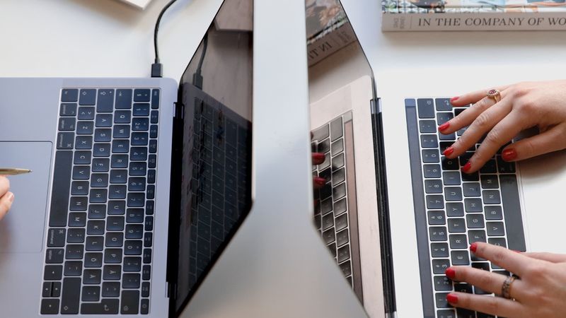 Zwei MacBooks standen zur Dateiübertragung in der Nähe