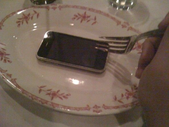 Mann wurde verhaftet, weil er seine Freundin gezwungen hatte, ein iPhone zu essen